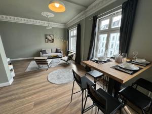 sala de estar con mesa, sillas y sofá en Art Apartments, en Hamburgo