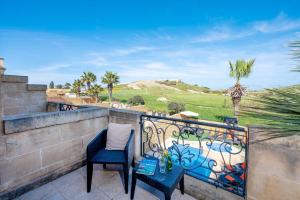 balcone con 2 sedie e un tavolo di Levecca 2 Holiday Home a Għasri