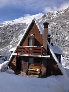 a log cabin with snow on the roof at Chalet charme vista panoramica sauna idromassaggio (Chalet Fanella) in Valtournenche