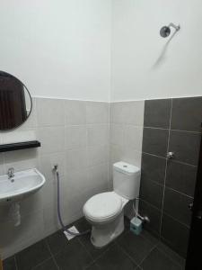 ein Bad mit einem WC und einem Waschbecken in der Unterkunft Hazzani Homestay KLIA in Banting