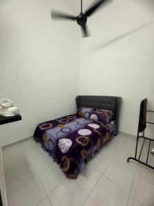 ein Schlafzimmer mit einem Bett in einem Zimmer in der Unterkunft Hazzani Homestay KLIA in Banting