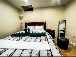 - une chambre avec un lit recouvert d'un cygne dans l'établissement Cozy basement,, à Colline De Richmond