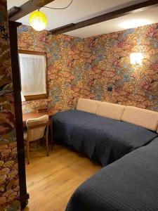 瓦爾圖爾嫩凱的住宿－Chalet charme vista panoramica sauna idromassaggio (Chalet Fanella)，一间卧室配有一张床和一张桌子及椅子