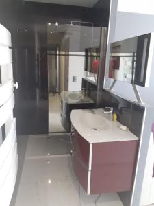 uma casa de banho com 2 lavatórios e um espelho em Esperanza em Cap d'Agde