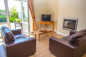 Μια τηλεόραση ή/και κέντρο ψυχαγωγίας στο Knightsbrook Hotel Courtyard Accommodation