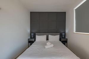 um quarto com uma cama com duas toalhas em BlissNest em Marsaskala