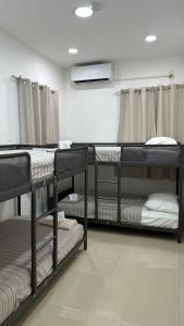 Postel nebo postele na pokoji v ubytování 203 Miami Shared Rooms for Men Central Comfortable, Affordable