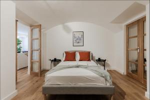 Bright & Airy Hampstead Family Home tesisinde bir odada yatak veya yataklar