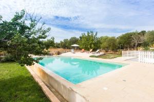 Trulli Masseria Donno Santo内部或周边的泳池