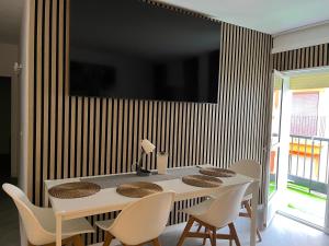 una sala da pranzo con tavolo e sedie bianchi di Small Home Fuengirola a Fuengirola