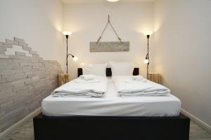 a bedroom with a bed with two towels on it at naturnah, mit Terrasse, Garten und Meerblick - Ferienwohnung auf dem Teschenberg in Middelhagen