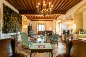 een woonkamer met meubilair en een kroonluchter bij Majestic Castle Retreat Near Lascaux Caves in Thonac