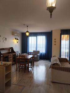 een woonkamer met een tafel en een bank bij Golden Sands Rentals Apartments in Goudstrand