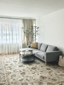 uma sala de estar com um sofá e uma mesa em Captivating 2-Bed Apartment in Viby J em Viby