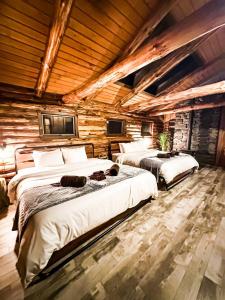 Woodchuck Sanctuary في Roxbury: غرفة نوم بسريرين في كابينة خشب