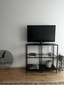 uma televisão numa bancada preta numa sala em Captivating 2-Bed Apartment in Viby J em Viby