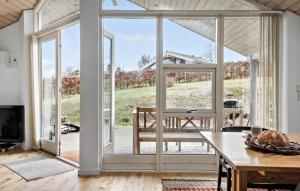 uma sala de estar com uma grande porta de vidro deslizante em Beautiful Home In Rude With Kitchen em Rude