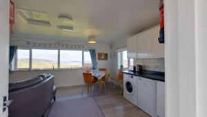 Η κουζίνα ή μικρή κουζίνα στο B38 Delamar, Riviere Towans +13 φωτογραφίες