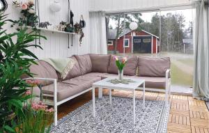 uma sala de estar com um sofá e uma mesa em Lovely Home In Lrbro With Kitchen em Lärbro