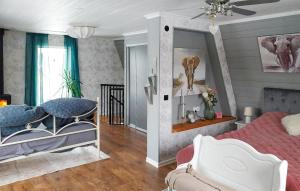 um quarto com uma cama, uma mesa e um sofá em Lovely Home In Lrbro With Kitchen em Lärbro