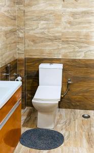 bagno con servizi igienici bianchi e lavandino di La Nicholas Lake View by Summit Hotels a Mawlyngkhung