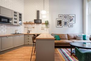 Una cocina o kitchenette en Aradi Chic Apartment