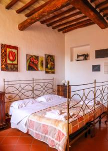 um quarto com uma cama de metal num quarto em Bio-Agriturismo La Ginestra em San Casciano in Val di Pesa