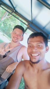 Zwei Männer sitzen hinten im Van. in der Unterkunft navaa Bungalow in Phra Ae beach