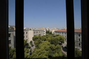 een raam met uitzicht op de stad bij Attico Volta B&B in Foggia