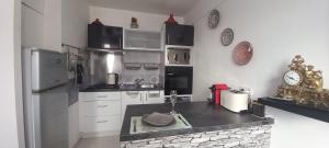 Η κουζίνα ή μικρή κουζίνα στο LE PHENIX Appartement calme et Cosy