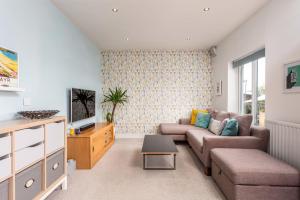 ein Wohnzimmer mit einem Sofa und einem Tisch in der Unterkunft 52 Hannah Wynd in Ayr