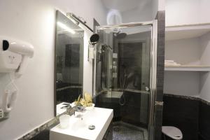 Koupelna v ubytování Attico Volta B&B + 11 fotografií