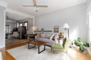 Зона вітальні в Flexhome Logan Square 2BR B2 with Laundry and Patio - READ INFO