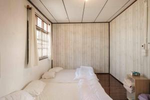 um quarto com duas camas e uma janela em บ้านพักเหมาหลังเชียงคาน ฮักเลย ฮักกัญ โฮมสเตย์ 1 - ຊຽງຄານ ຮັກເລີຍ ຮັກກັນ ໂຮມສະເຕ1 -Chiang Khan Hugloei HugKan Homestay1 em Chiang Khan