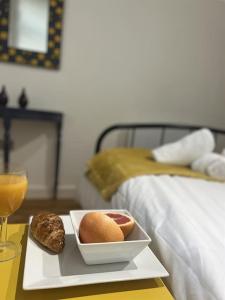 Uma cama ou camas num quarto em Millside Lodge - Easy walk to Shops, Attractions,