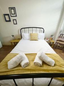 um quarto com uma cama com duas toalhas em Millside Lodge - Easy walk to Shops, Attractions, em Burton upon Trent