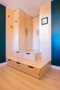 une chambre avec des placards en bois et une table dans l'établissement La Belle Vue : Duplex avec Terrasse,Jardin,Parking, à Annecy