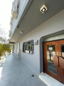 un edificio con una puerta de madera y una ventana en Hotel Nuevo Trento en La Banda