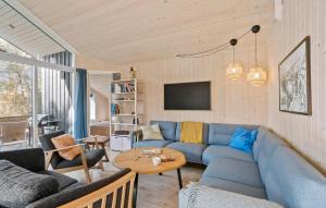 sala de estar con sofá azul y mesa en Nice Home In Humble With Kitchen en Humble