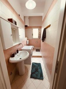 uma casa de banho com um lavatório e um WC em Villa Pina em Reggio di Calabria