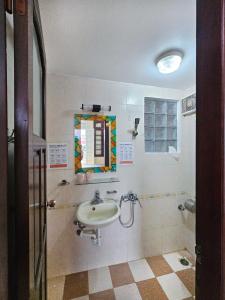 uma casa de banho com um lavatório e um espelho em Hanoi Delight House em Hanói