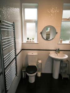 un baño con inodoro y lavabo en CLARK PROPERTY ESTATES - Southend - 3 Bedrooms - 5 Beds - Garden - Business&Leisure - Long or Short Term Enquire Today ! - Sleeps 8 inc sofa beds!, en Southend-on-Sea 19 fotos más