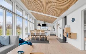 ハザスレウにあるNice Home In Haderslev With Wifiのソファとテーブルのあるリビングルーム