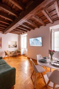 a living room with a green couch and a table at Pantheon Luxury House - ZEN 28 in Rome