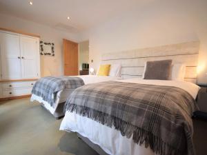 1 dormitorio con 2 camas y ventana grande en Sienna Cottage, en Bradworthy