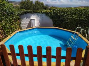 una pequeña piscina con una valla alrededor en La casa de Alma: stunning views and swimming pool, en Málaga
