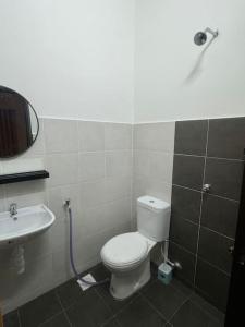Kylpyhuone majoituspaikassa Hazzani Homestay KLIA