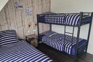 two bunk beds are in a room withthritisthritisthritisthritisthritisthritisthritisthritis at Quiberon appartement vue mer - accès plage in Quiberon