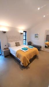 1 dormitorio con 1 cama con 2 toallas en Umber Cottage, en Bradworthy