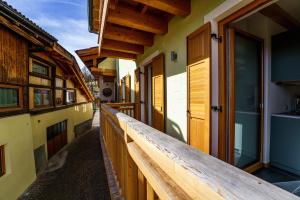- un balcon d'une maison avec une balustrade en bois dans l'établissement Casa Corradini by Go New Location, à Carano